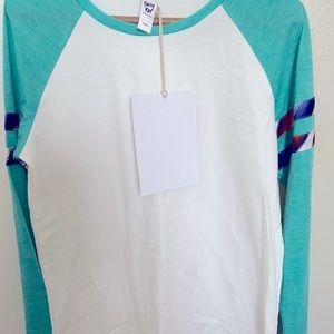 Daisy Rae, unknown yet quality brand! Comfort & style w/ this simple blouse/tee